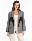 Giacca blazer donna grigio con frange indossata da Polly 2 – vista frontale