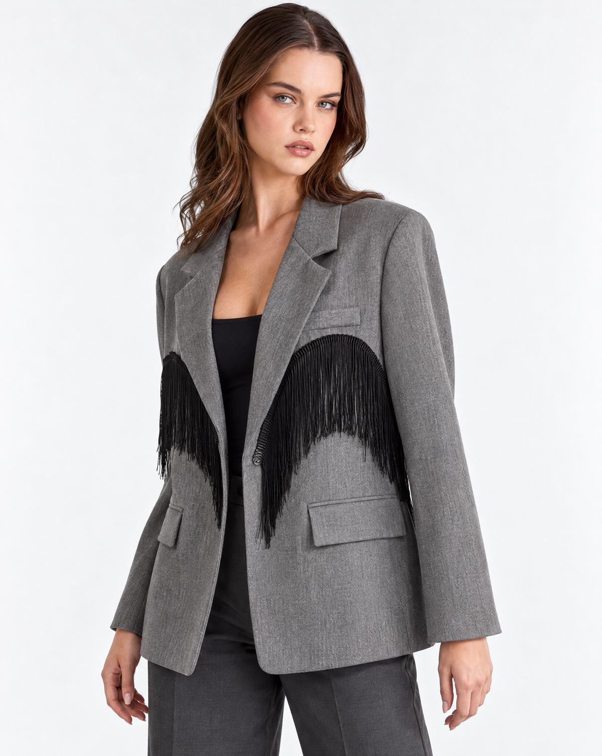 Giacca blazer donna grigio con frange indossata da Polly 2 – vista tre quarti