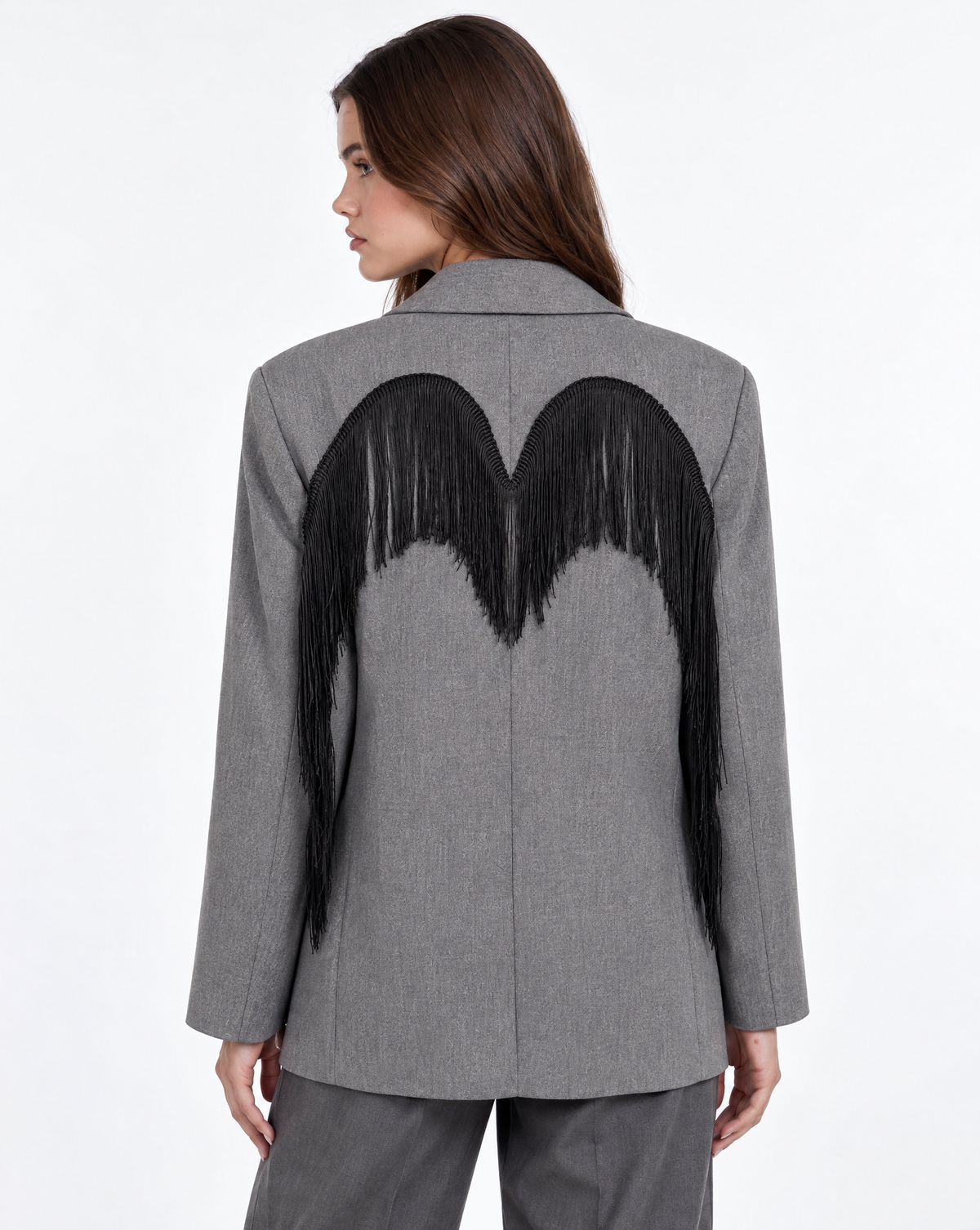 Giacca blazer donna grigio con frange indossata da Polly 2 – vista retro