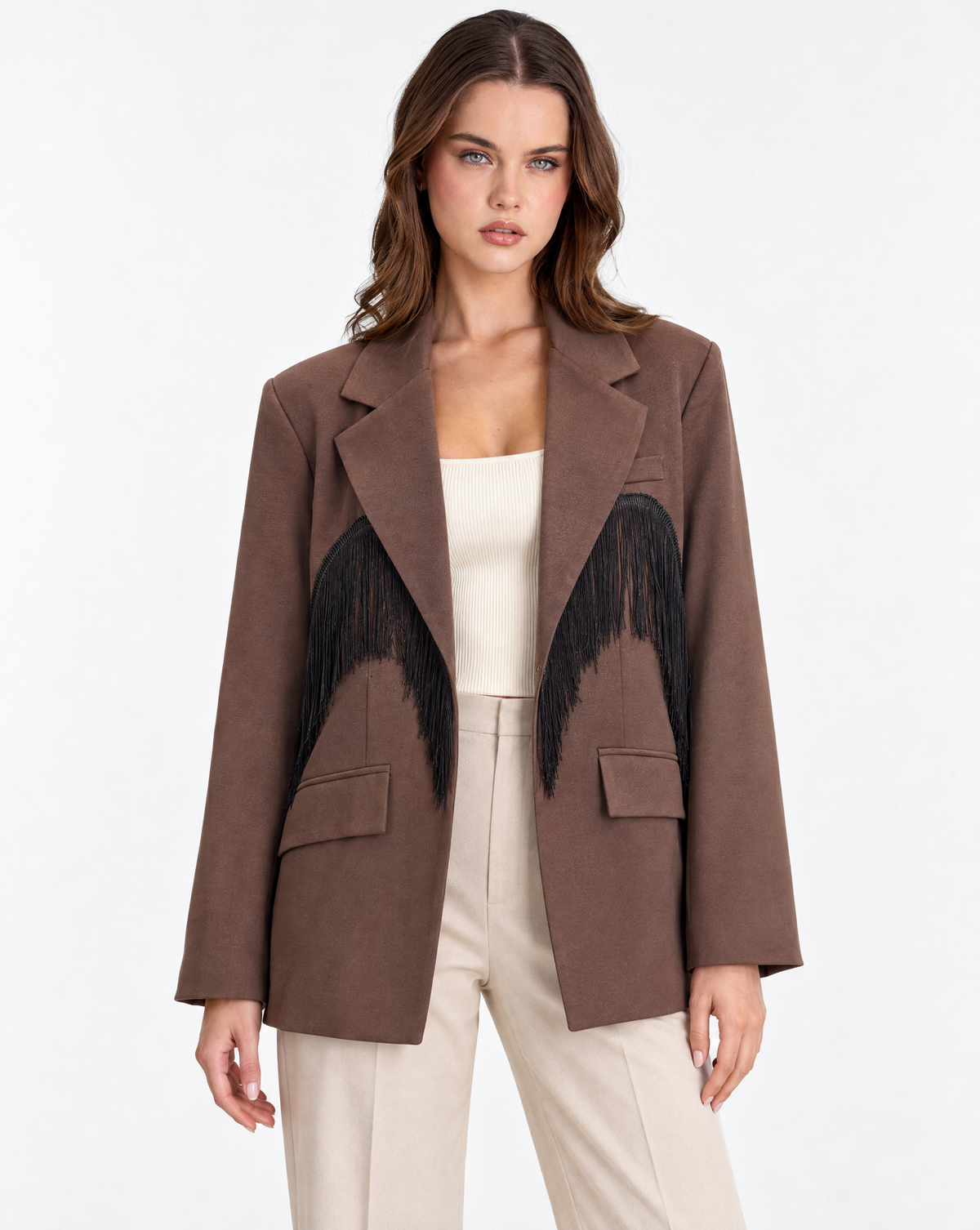 Giacca blazer donna marrone con frange indossata da Polly 2 – vista frontale
