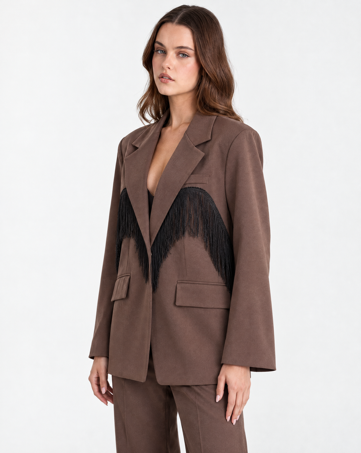 Giacca blazer donna marrone con frange indossata da Polly 2 – vista tre quarti