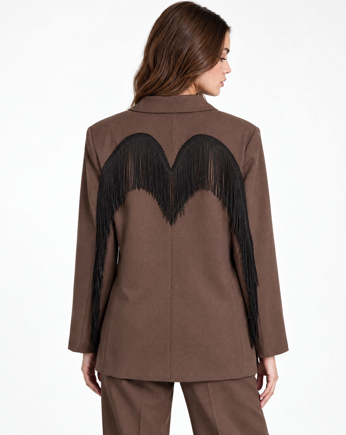 Giacca blazer donna marrone con frange indossata da Polly 2 – vista retro