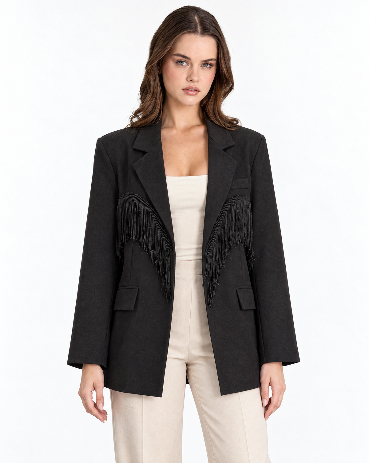 Giacca blazer donna nero con frange indossata da Polly 2 – vista frontale