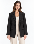 Giacca blazer donna nero con frange indossata da Polly 2 – vista frontale