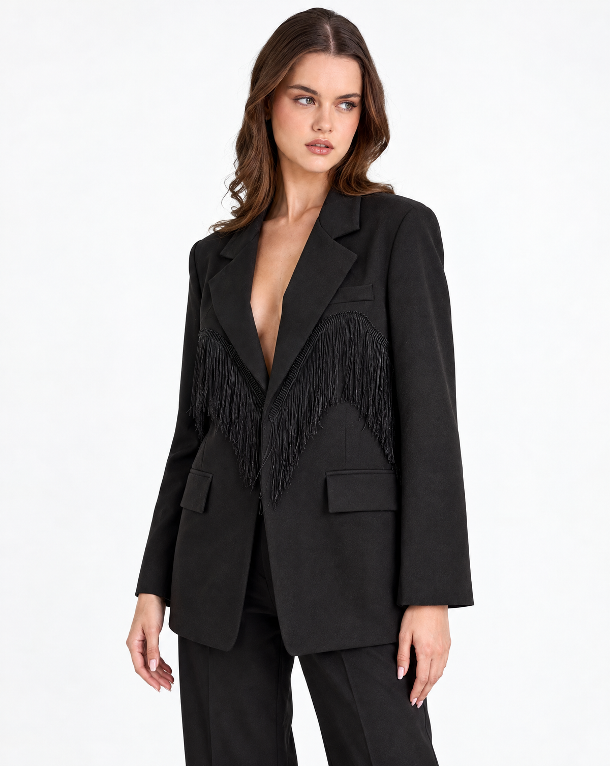 Giacca blazer donna nero con frange indossata da Polly 2 – vista tre quarti