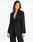 Giacca blazer donna nero con frange indossata da Polly 2 – vista tre quarti