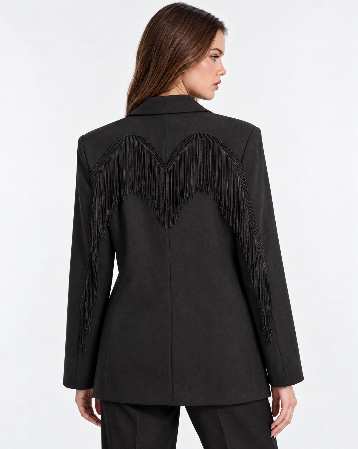Giacca blazer donna nero con frange indossata da Polly 2 – vista retro