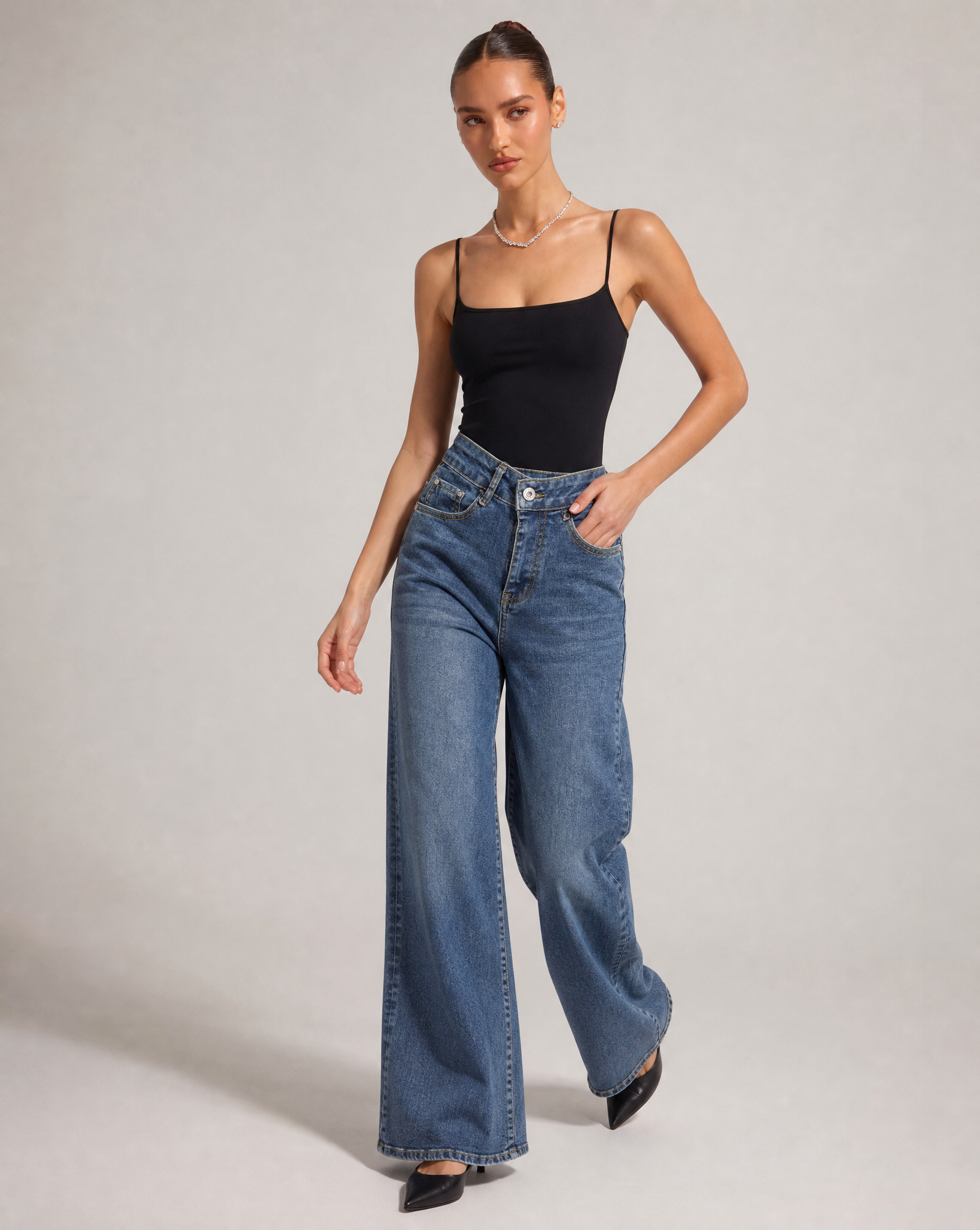 Jeans donna n83 5023 indossato da Polly 6, posa dinamica