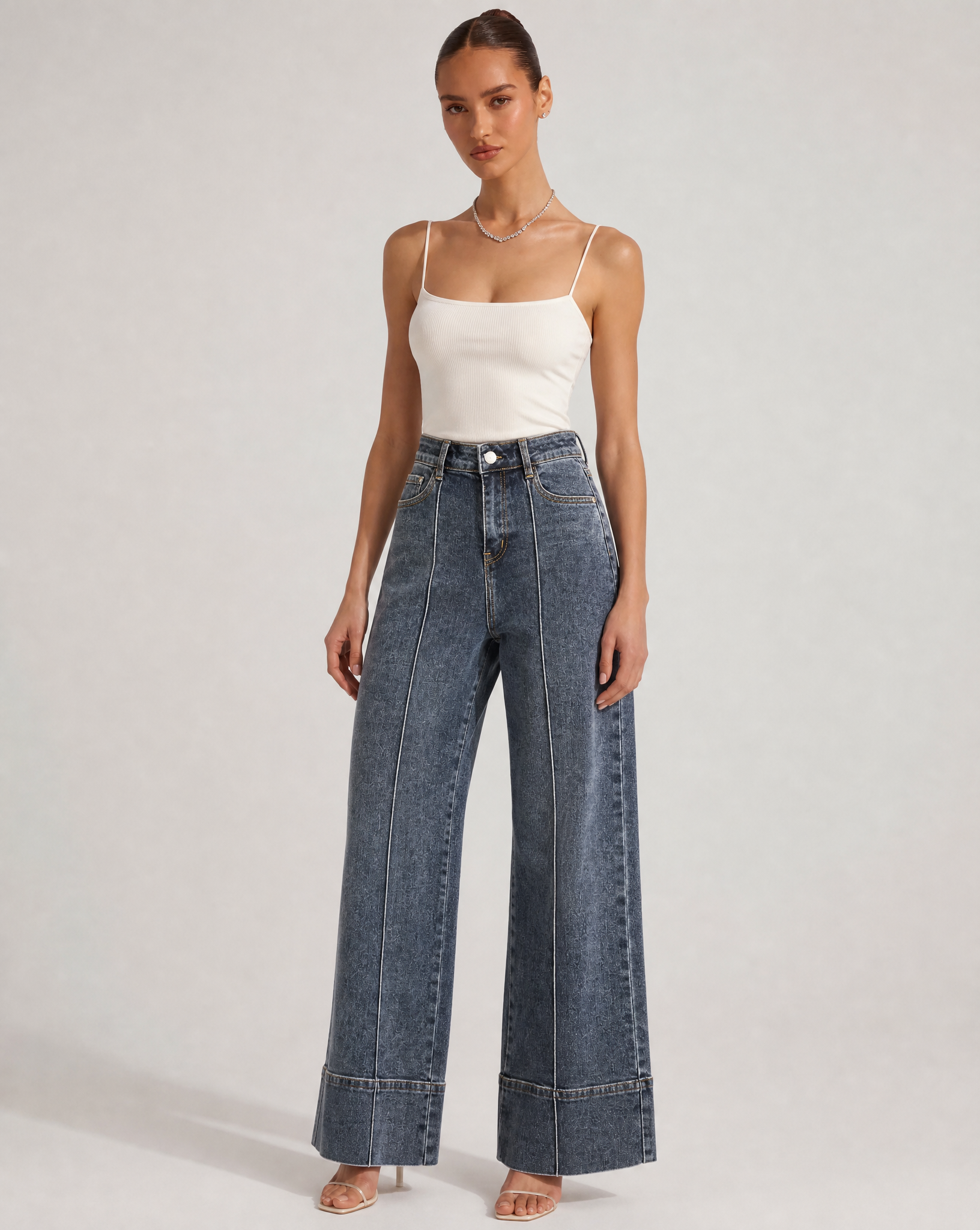 Jeans n87 7572 indossato da Polly 6, posa frontale