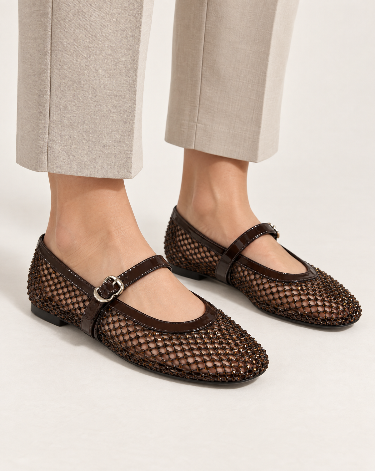Ballerine Mary Jane in rete con strass OM 648-26 Marrone – indossata