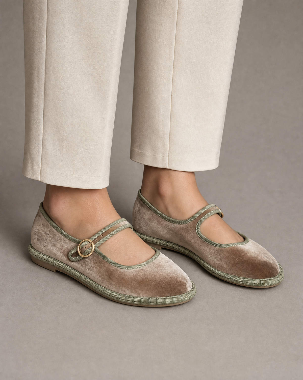 Ballerine donna in velluto kaki OM636-26 indossate