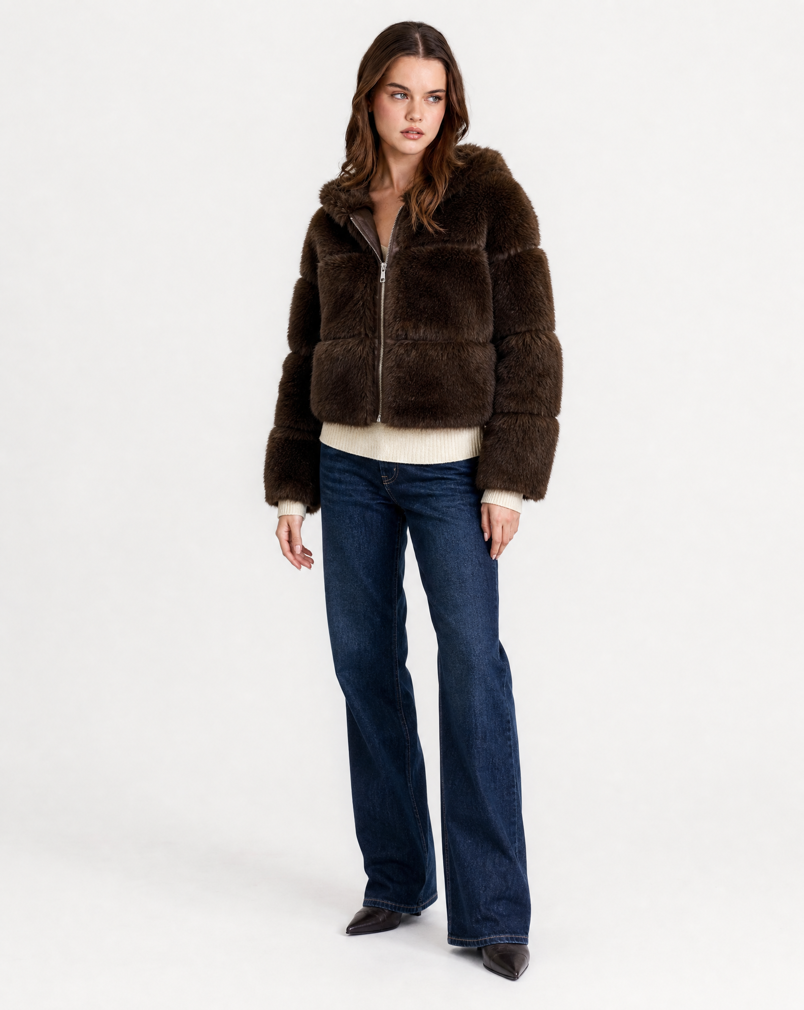 Giacca donna in ecopelliccia marrone con zip - vista tre quarti