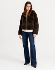Giacca donna in ecopelliccia marrone con zip - vista tre quarti