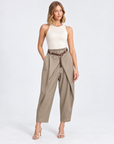 Pantalone donna drappeggiato taupe con cintura – Polly 5 – frontale