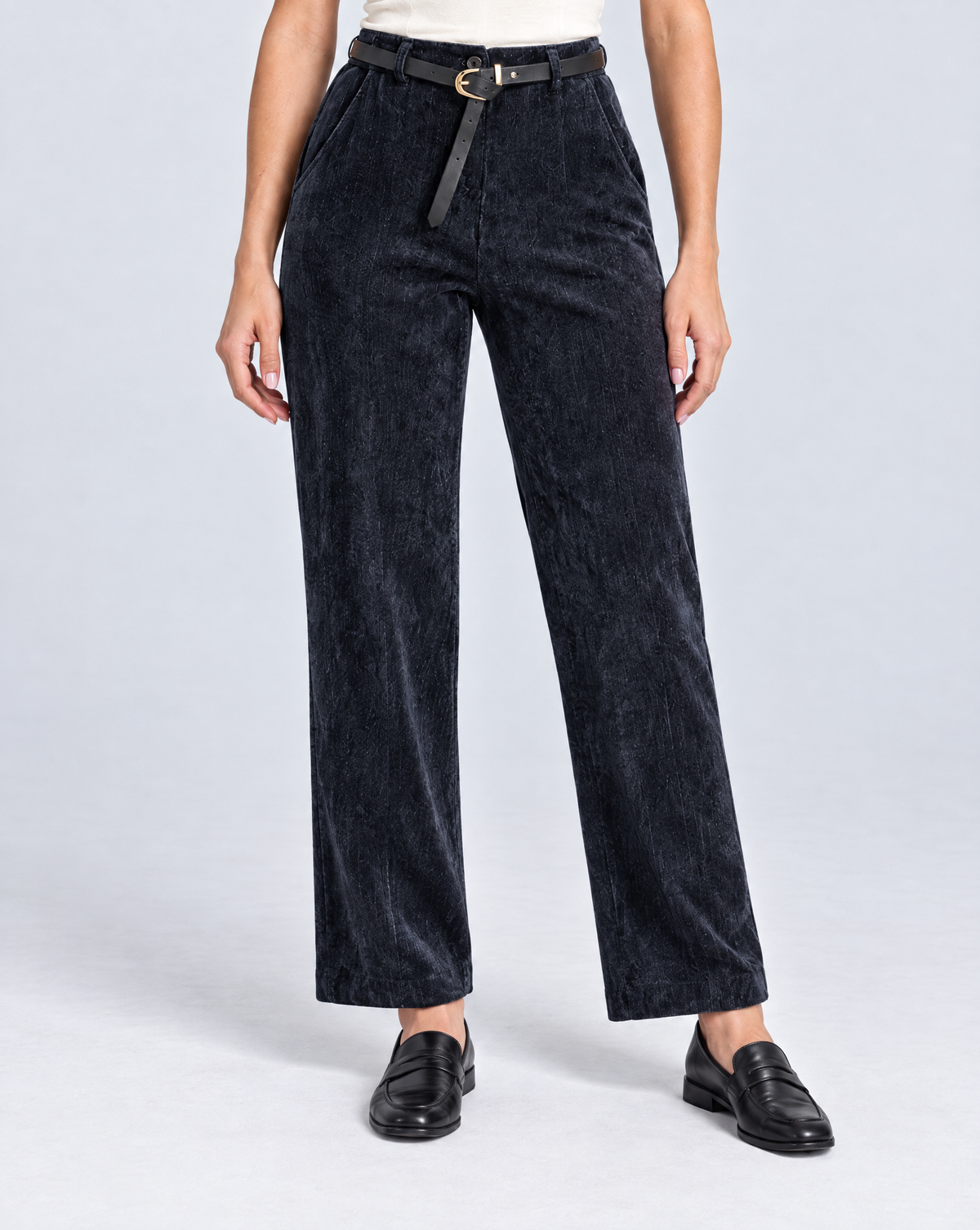 Pantalone donna in ciniglia blu con cintura indossato da Polly 5, fronte ravvicinato