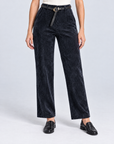 Pantalone donna in ciniglia blu con cintura indossato da Polly 5, fronte ravvicinato