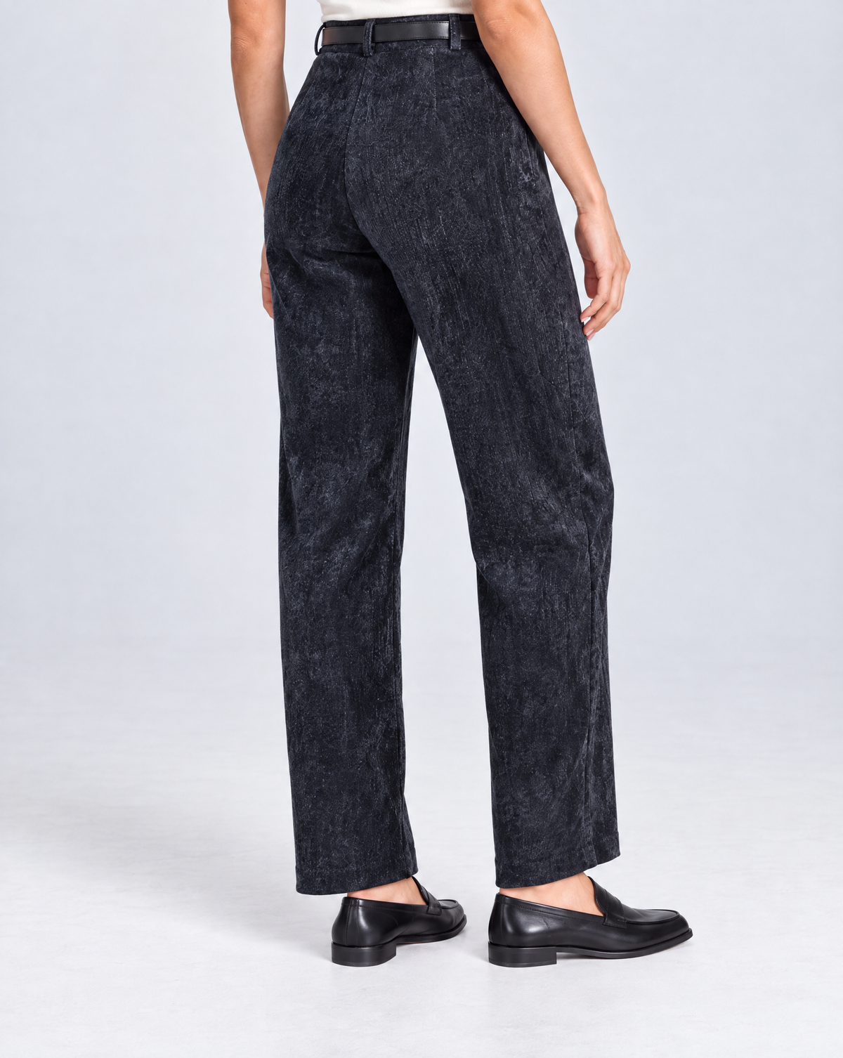 Pantalone donna in ciniglia blu con cintura indossato da Polly 5, retro tre quarti