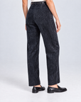 Pantalone donna in ciniglia blu con cintura indossato da Polly 5, retro tre quarti