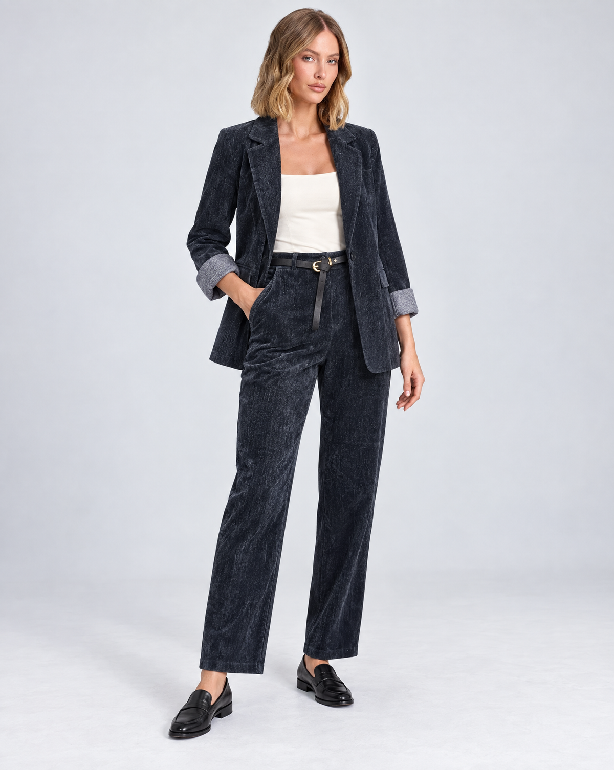 Pantalone donna in ciniglia blu con cintura indossato da Polly 5, abbinamento con blazer coordinato