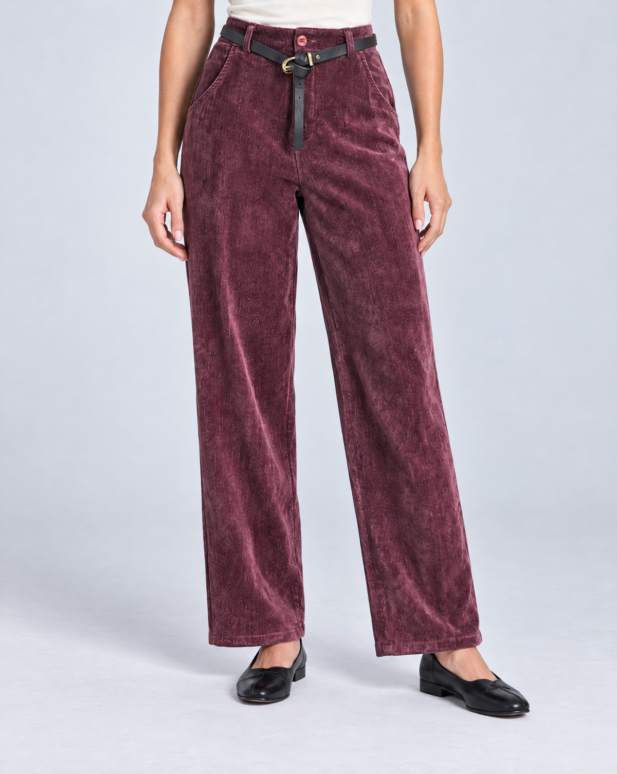Pantalone donna in ciniglia bordeaux con cintura indossato da Polly 5, fronte ravvicinato