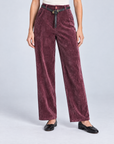Pantalone donna in ciniglia bordeaux con cintura indossato da Polly 5, fronte ravvicinato
