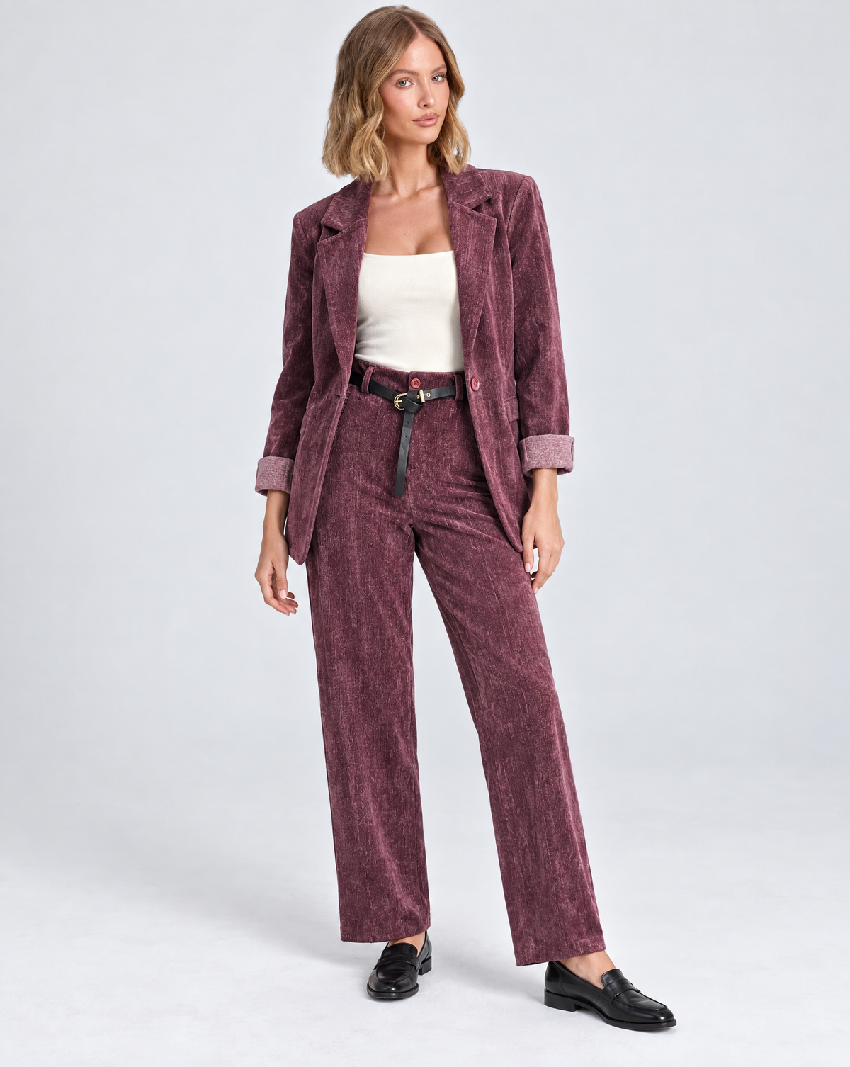 Pantalone donna in ciniglia bordeaux con cintura indossato da Polly 5, abbinamento con blazer coordinato