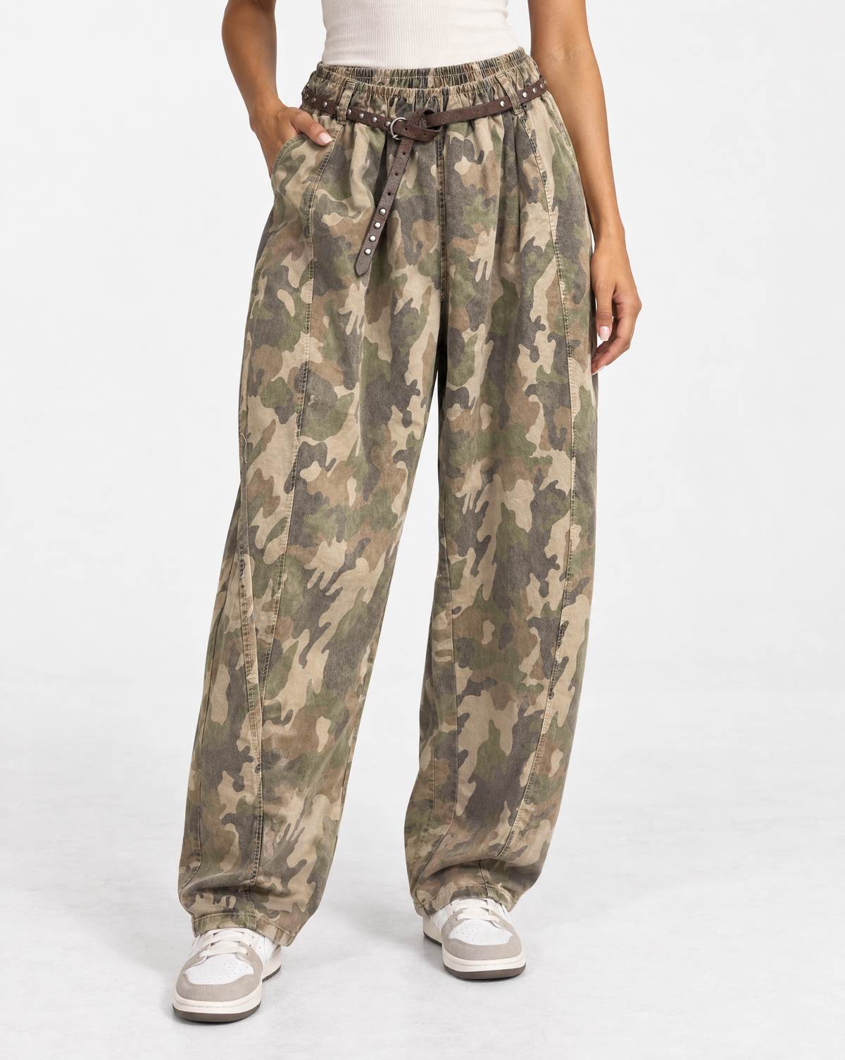 Pantalone donna camouflage con cintura indossato da Polly 4 - dettaglio