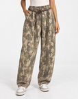 Pantalone donna camouflage con cintura indossato da Polly 4 - dettaglio