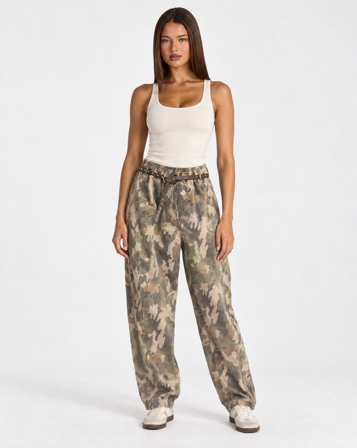 Pantalone donna camouflage con cintura indossato da Polly 4 - frontale