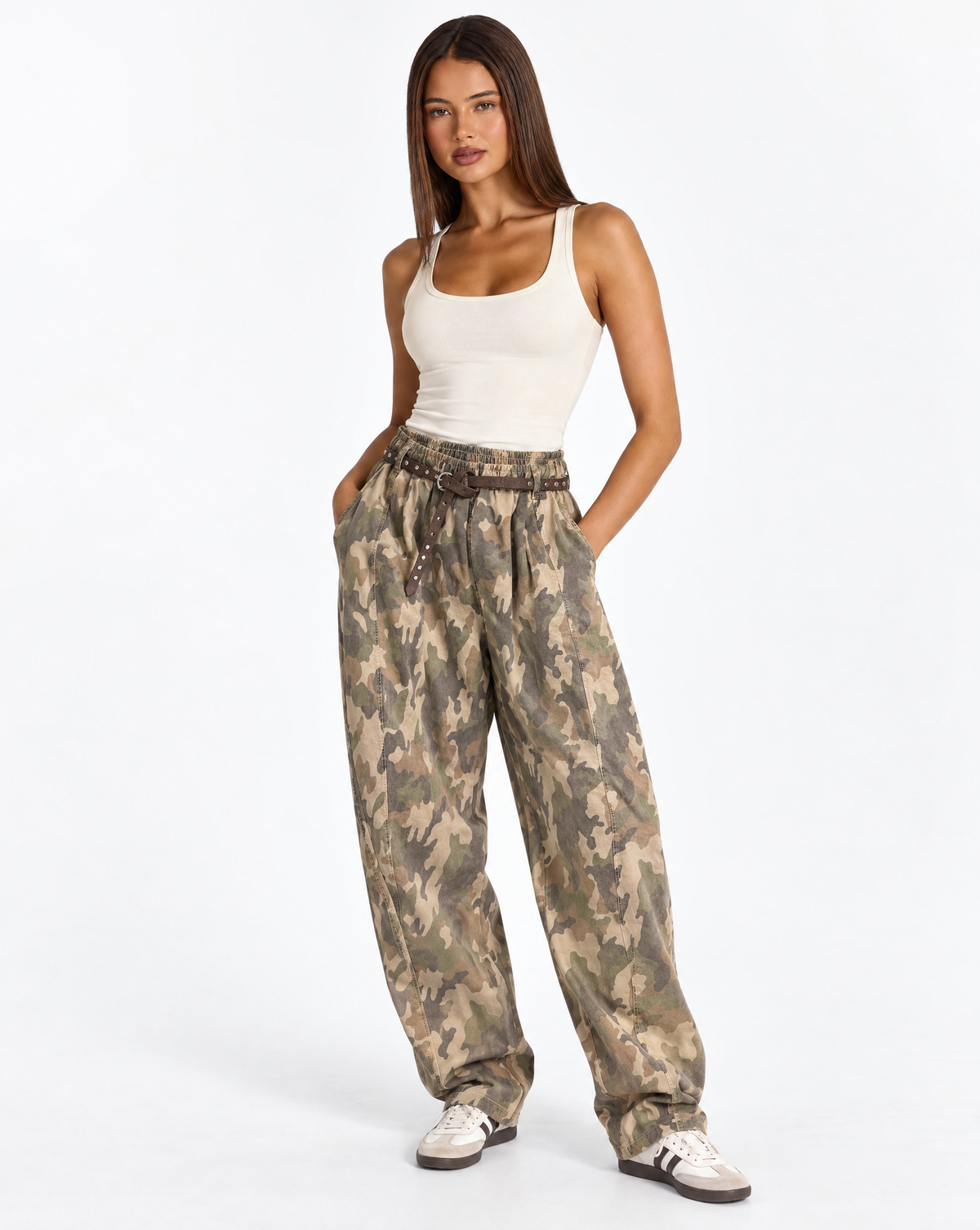 Pantalone donna camouflage con cintura indossato da Polly 4 - tre-quarti