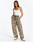 Pantalone donna camouflage con cintura indossato da Polly 4 - tre-quarti