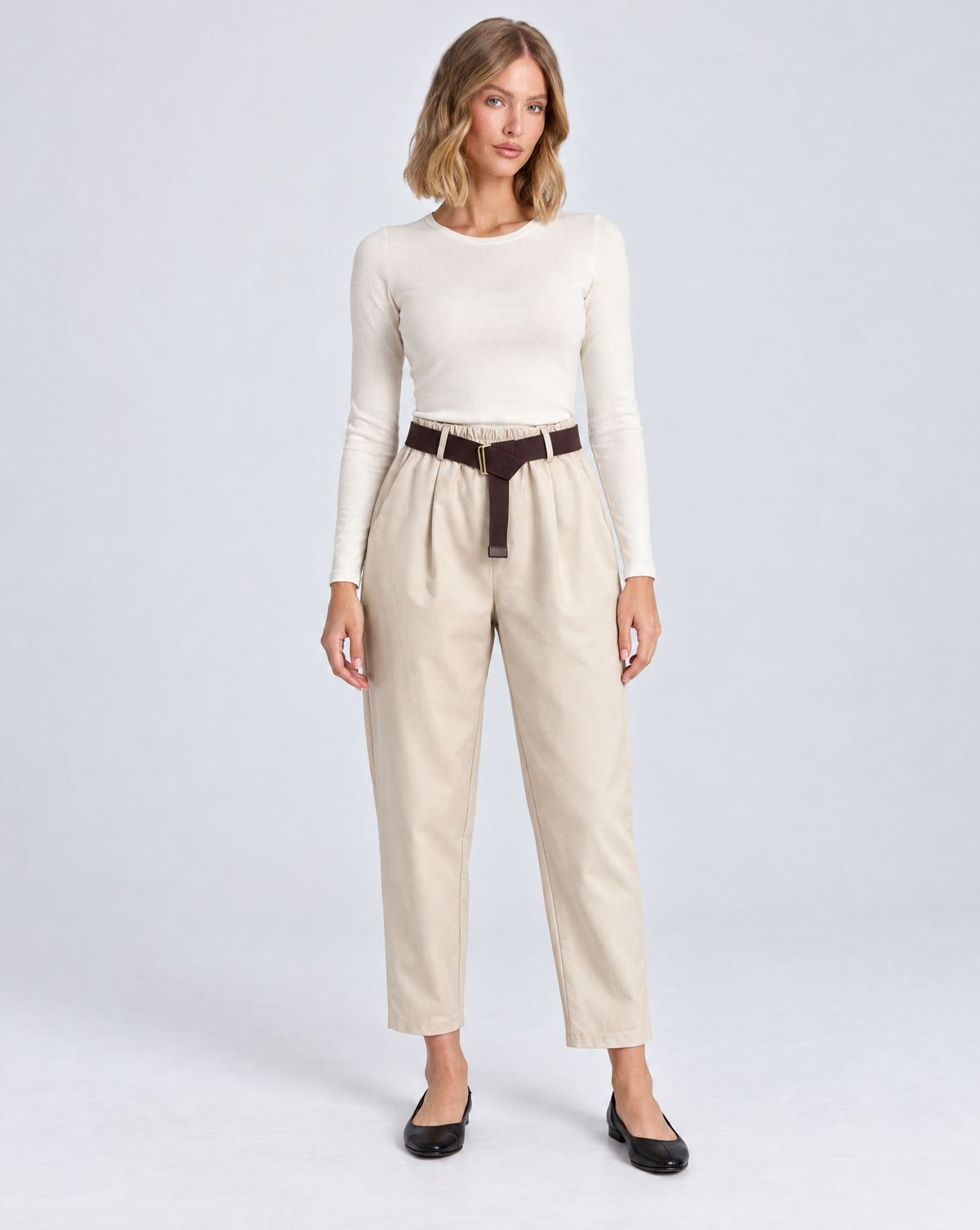 Pantaloni donna beige con cintura indossati da Polly 5, vista frontale