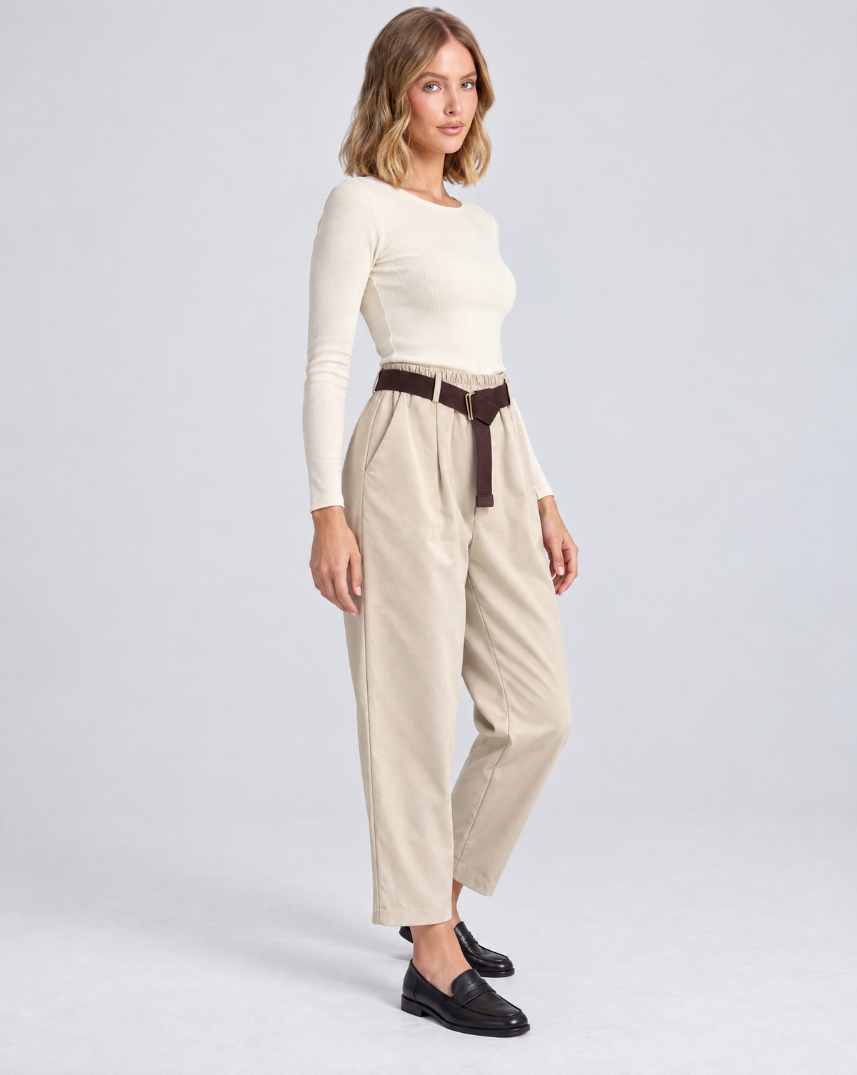 Pantaloni donna beige con cintura indossati da Polly 5, vista tre quarti