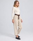 Pantaloni donna beige con cintura indossati da Polly 5, vista tre quarti