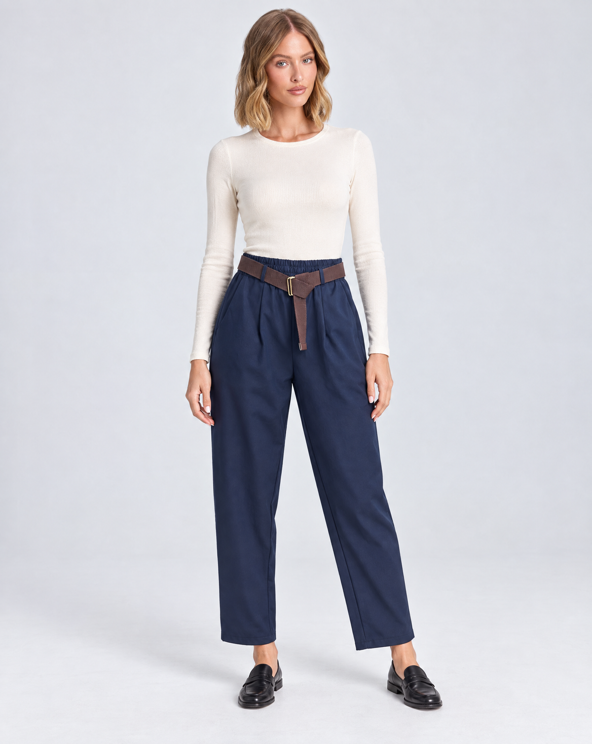 Pantaloni donna blu con cintura indossati da Polly 5, vista frontale
