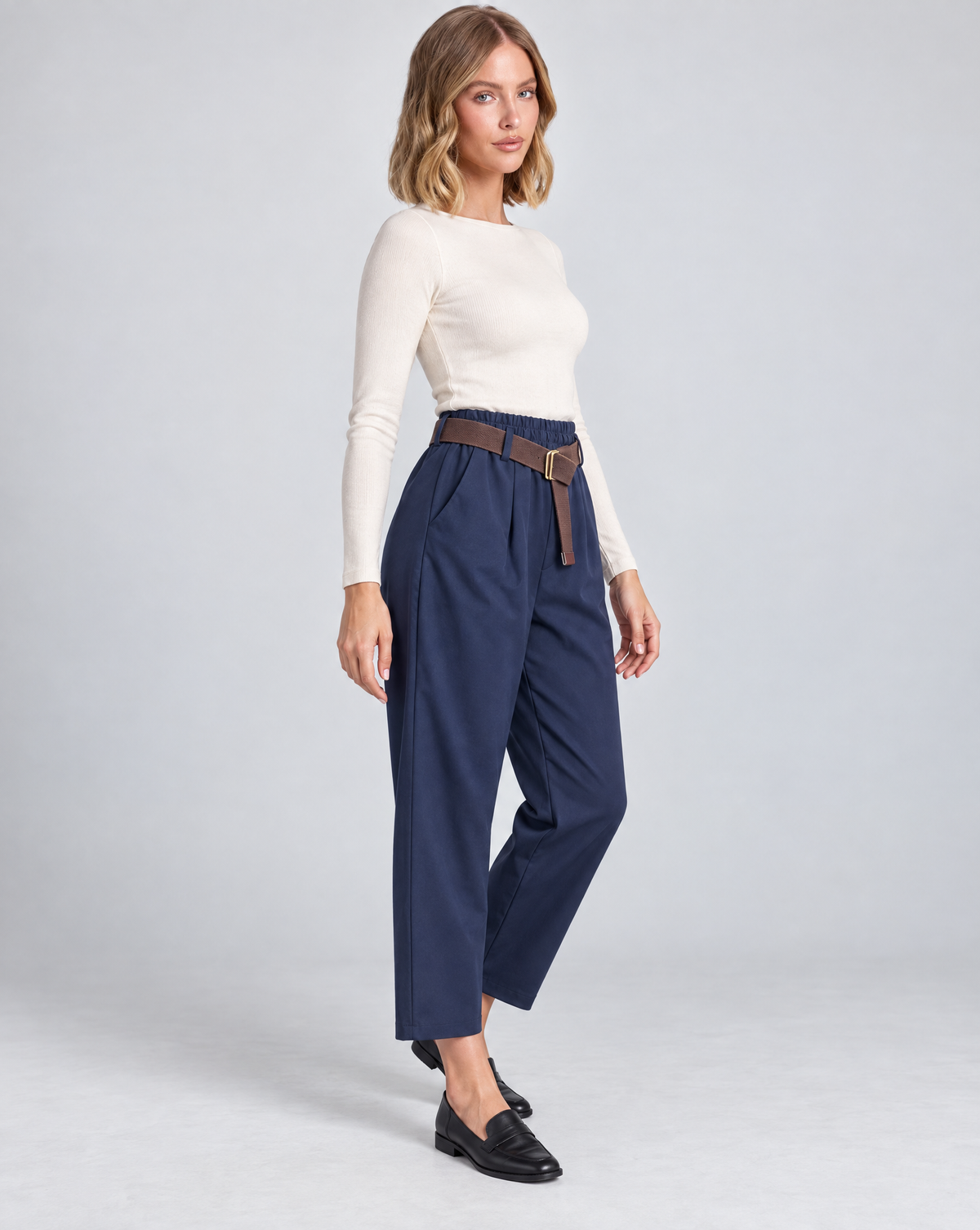 Pantaloni donna blu con cintura indossati da Polly 5, vista tre quarti