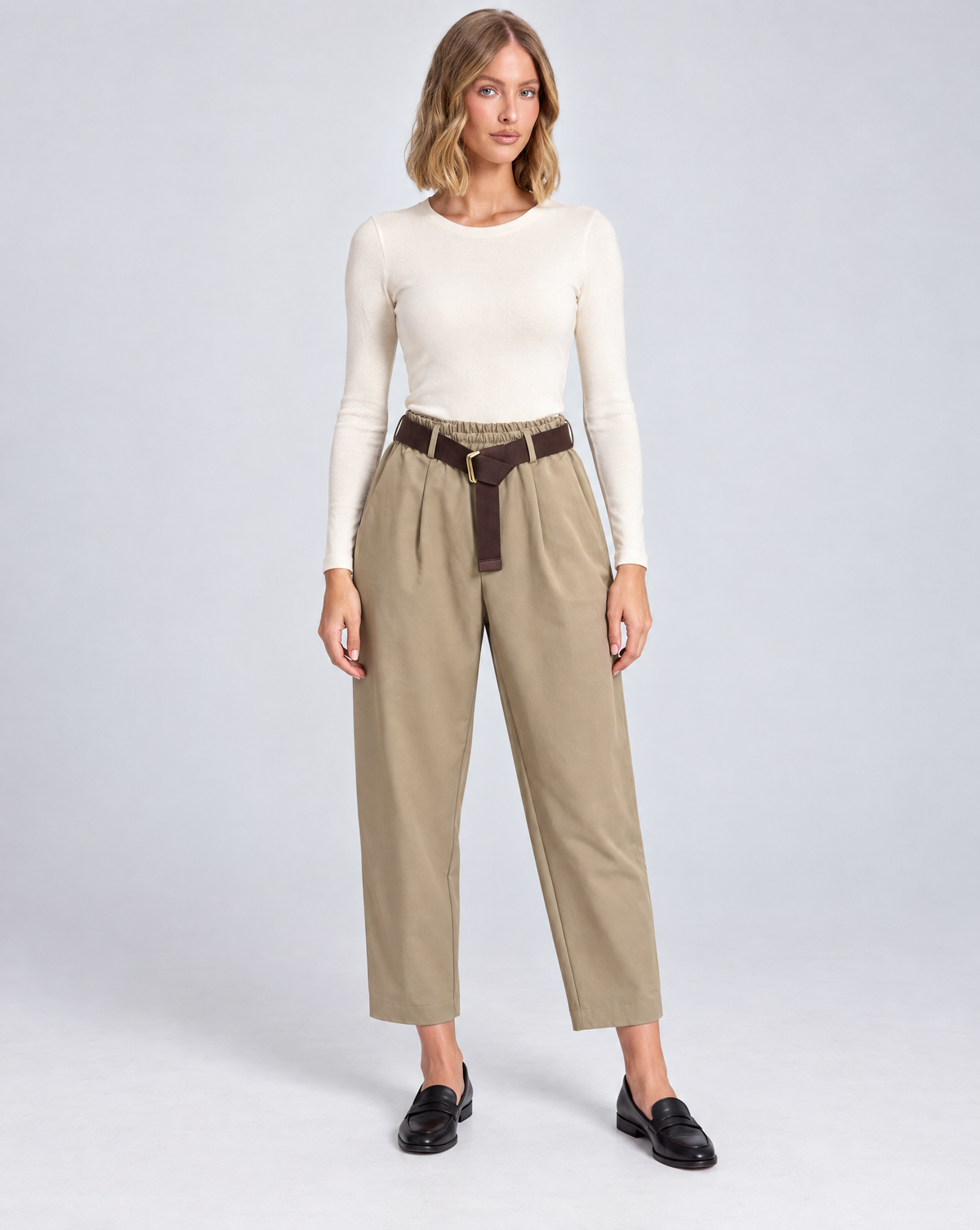 Pantaloni donna camel con cintura indossati da Polly 5, vista frontale