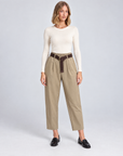 Pantaloni donna camel con cintura indossati da Polly 5, vista frontale