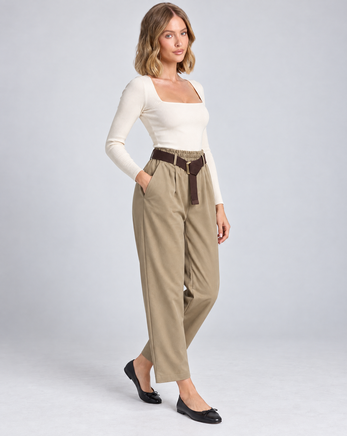 Pantaloni donna camel con cintura indossati da Polly 5, vista tre quarti