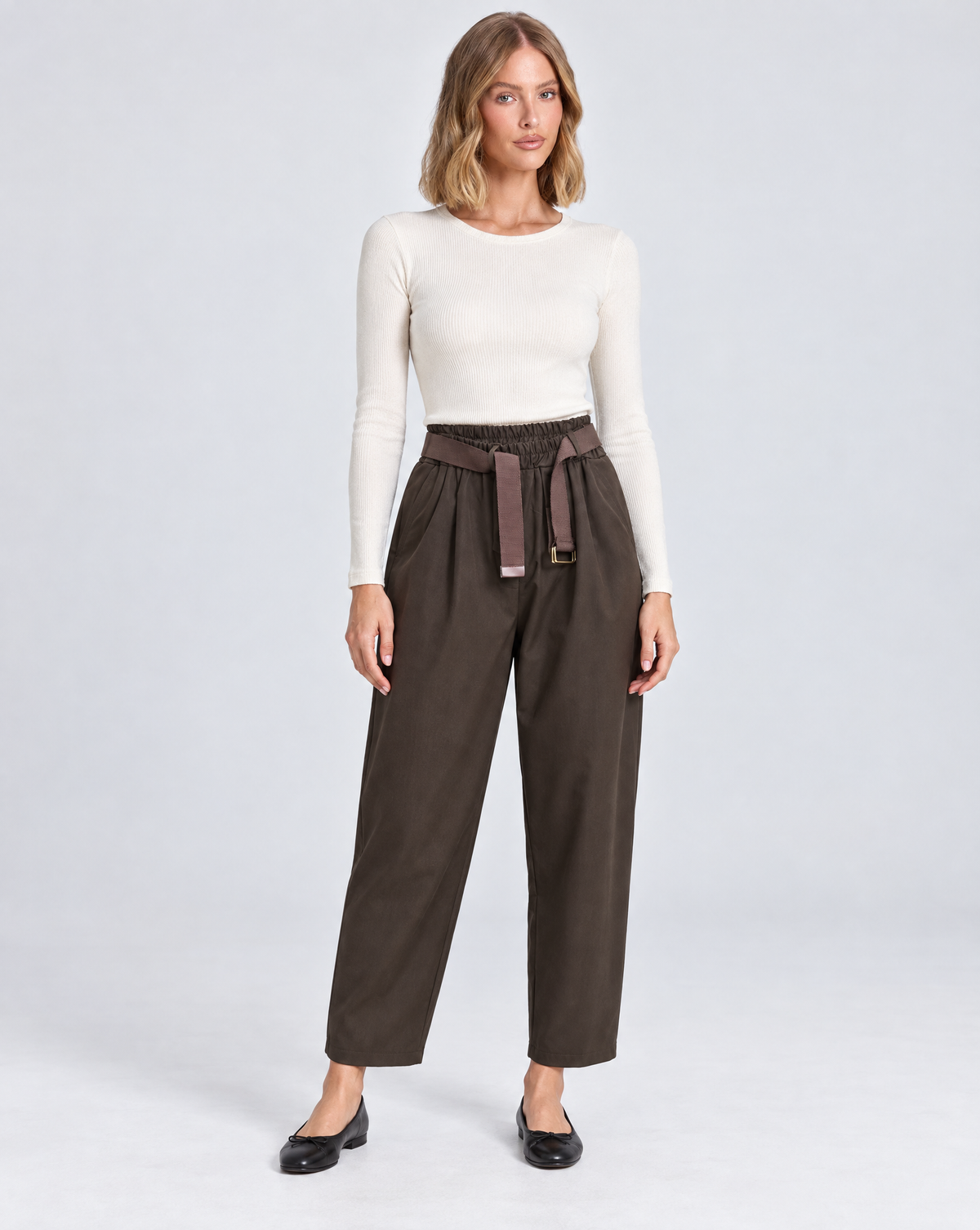 Pantaloni donna marrone con cintura indossati da Polly 5, vista frontale