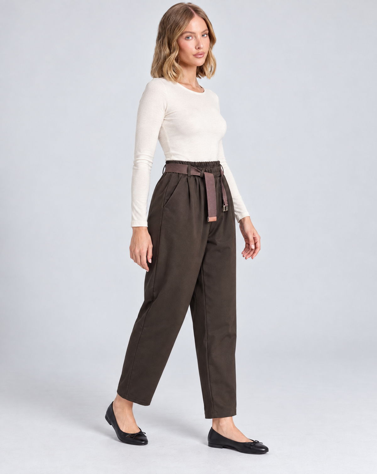 Pantaloni donna marrone con cintura indossati da Polly 5, vista tre quarti