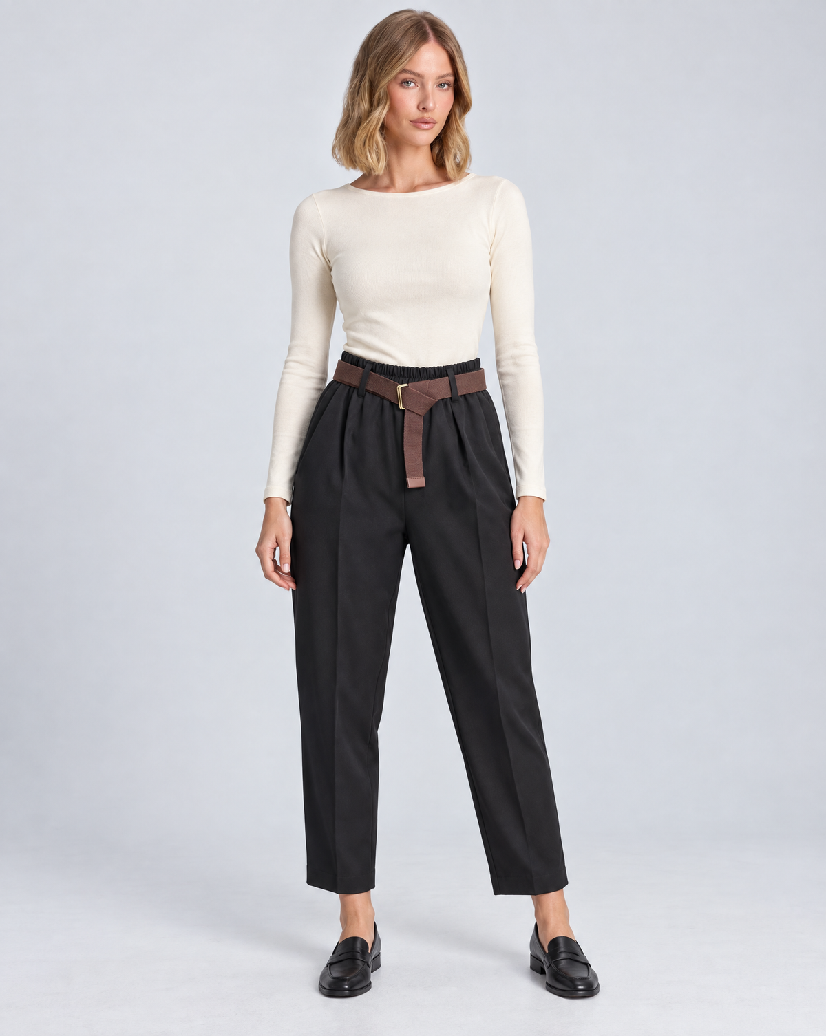 Pantaloni donna nero con cintura indossati da Polly 5, vista frontale