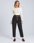Pantaloni donna nero con cintura indossati da Polly 5, vista frontale
