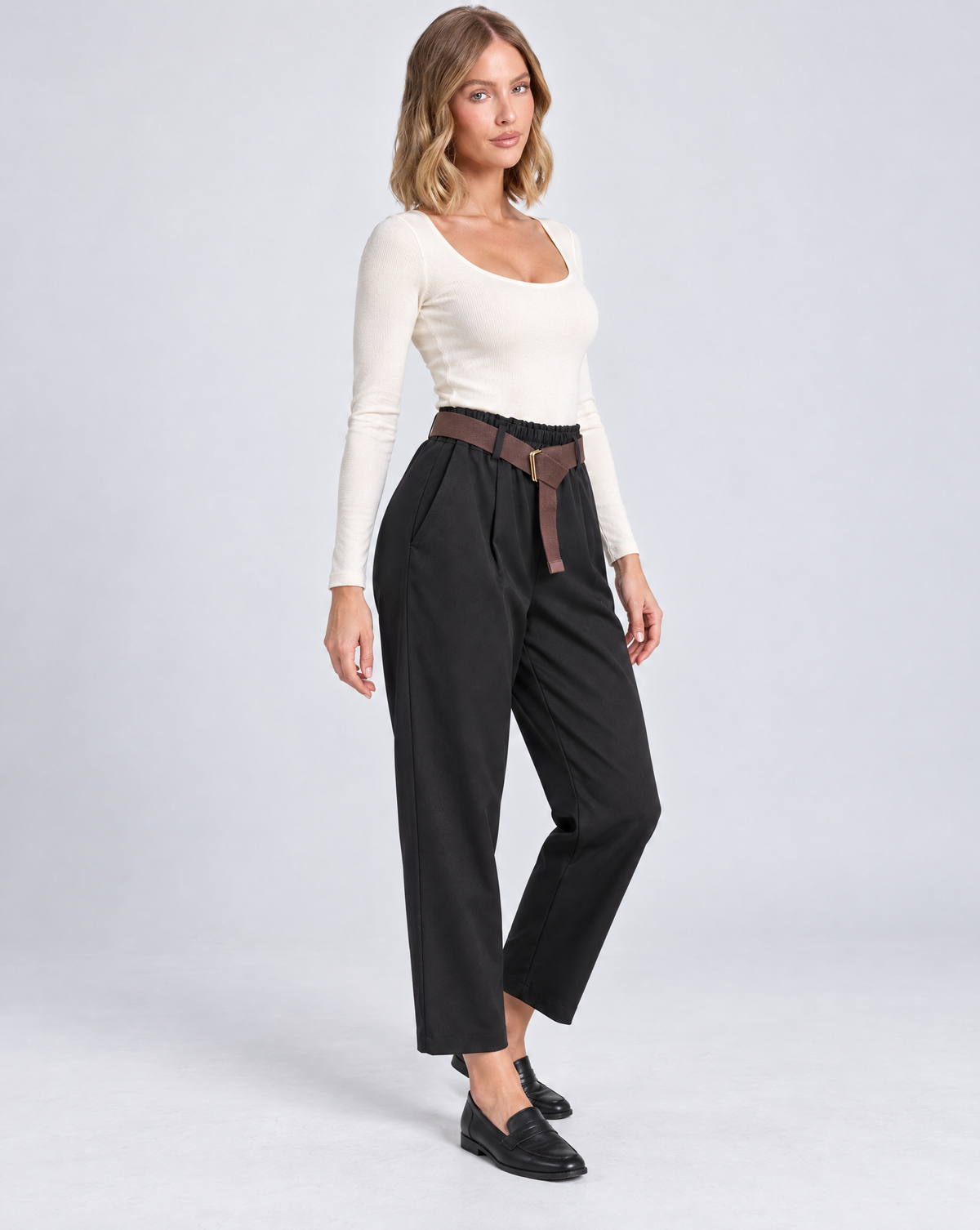 Pantaloni donna nero con cintura indossati da Polly 5, vista tre quarti