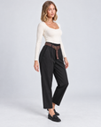 Pantaloni donna nero con cintura indossati da Polly 5, vista tre quarti