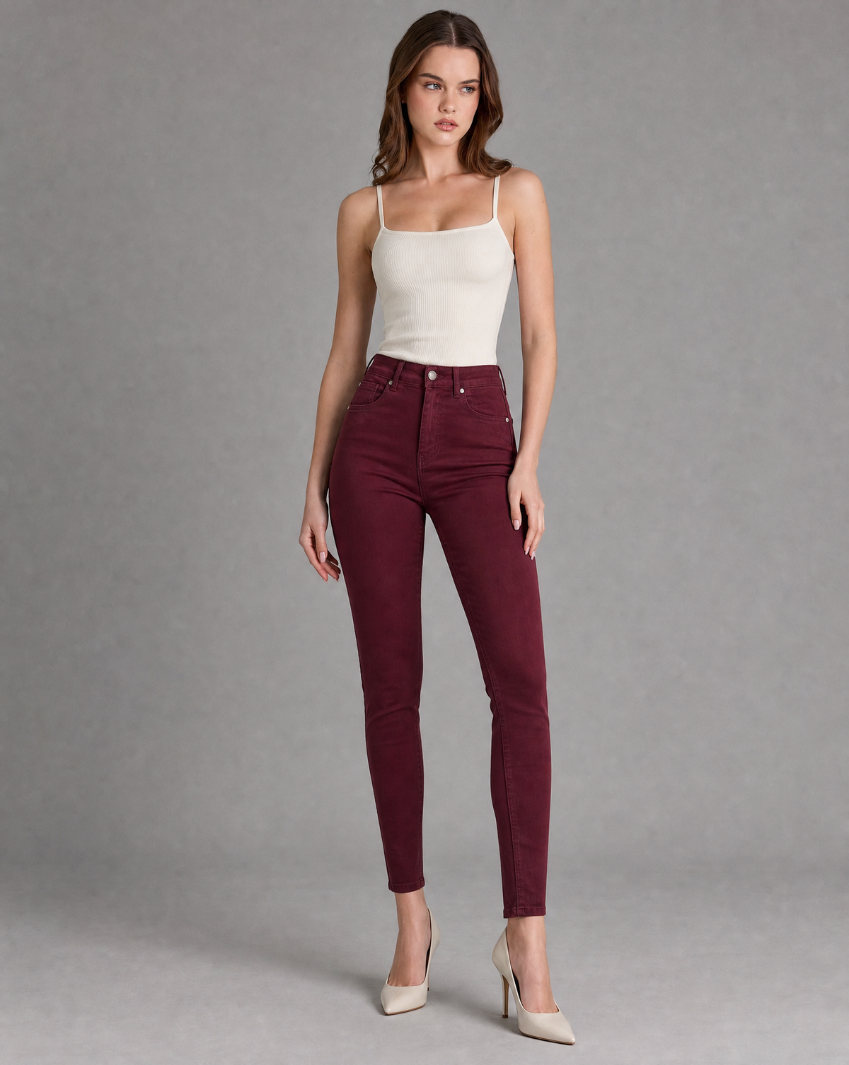 Pantaloni donna push-up slim MK5779-16 bordeaux indossati a corpo intero