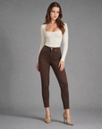 Pantaloni donna push-up slim MK5779-16 marrone indossati a corpo intero
