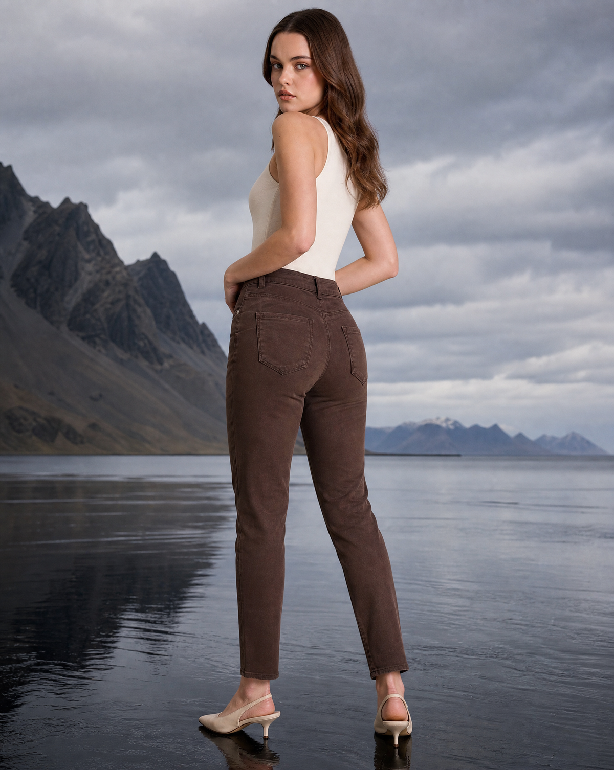 Pantaloni donna push-up slim MK5779-16 marrone vista posteriore