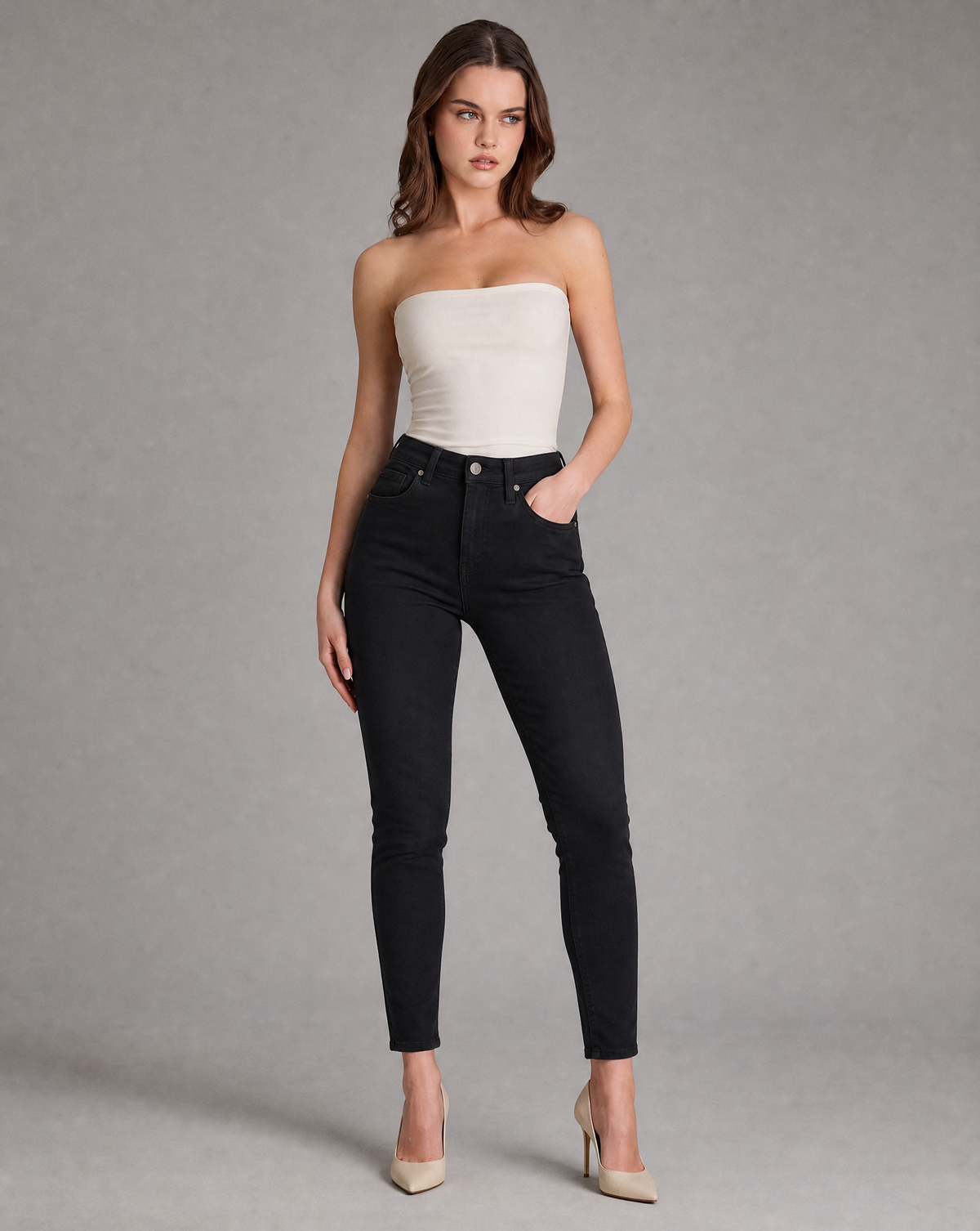 Pantaloni donna push-up slim MK5779-16 nero indossati a corpo intero