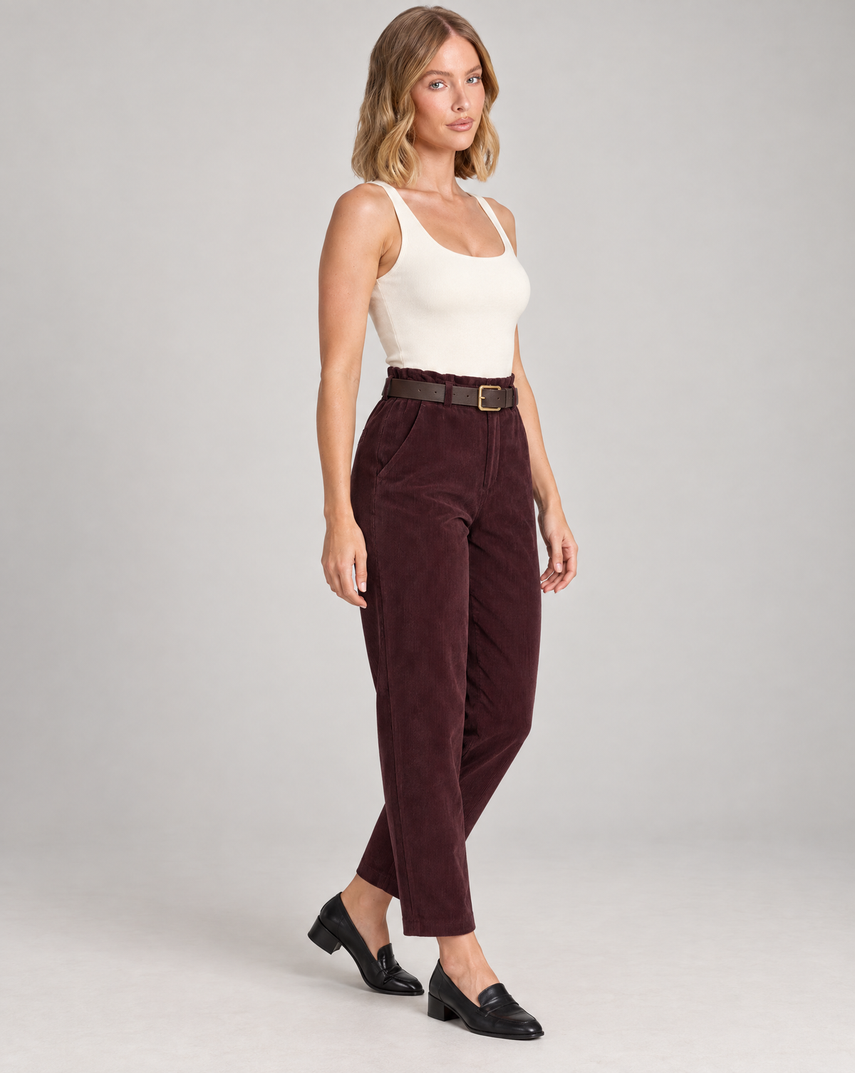 Pantaloni donna in velluto a coste bordeaux con cintura 15081, Polly 5 – vista a tre quarti